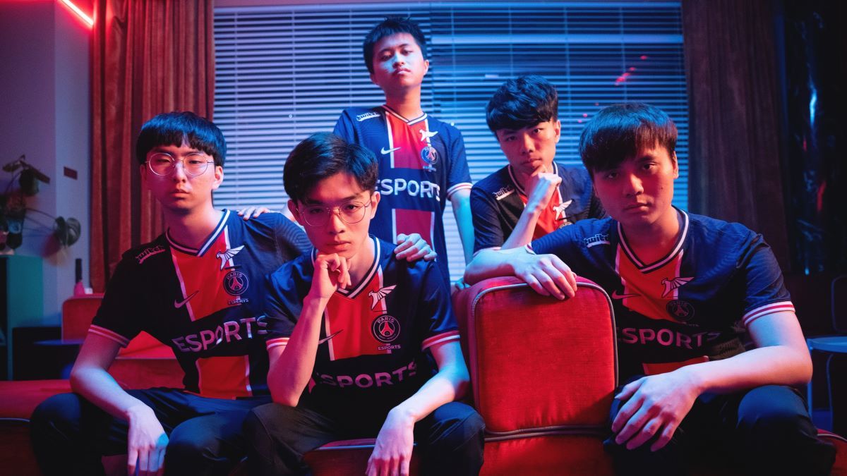 LGD League of Legends players posing for 2021 MSI