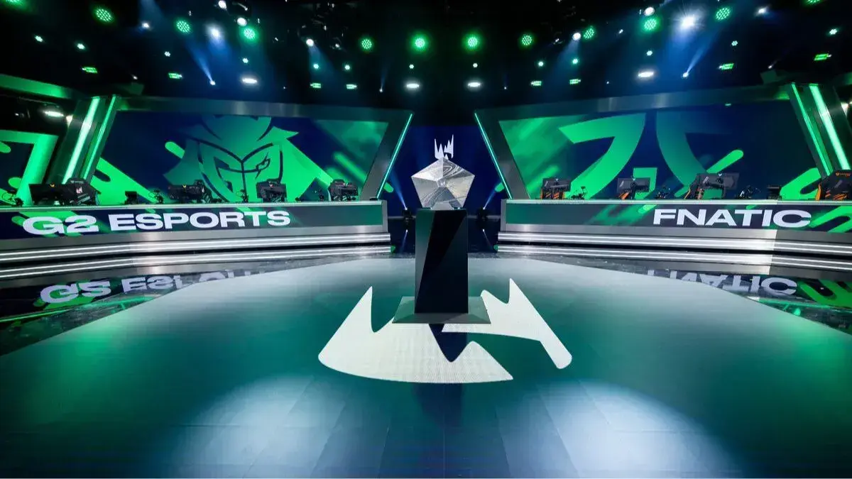 G2 inova no marketing e transforma camisa de Counter-Strike em outdoor rotativo