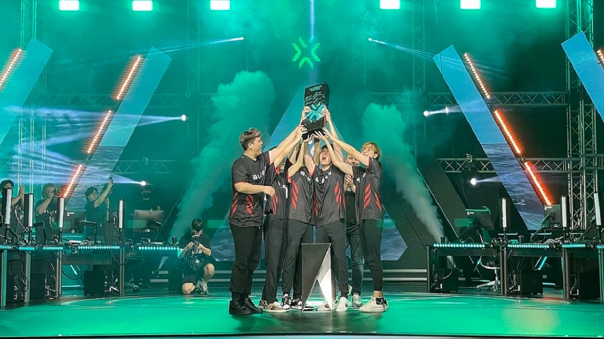Photo of Bleed lifting the VCT Ascension Pacific 2023 trophy in the stage