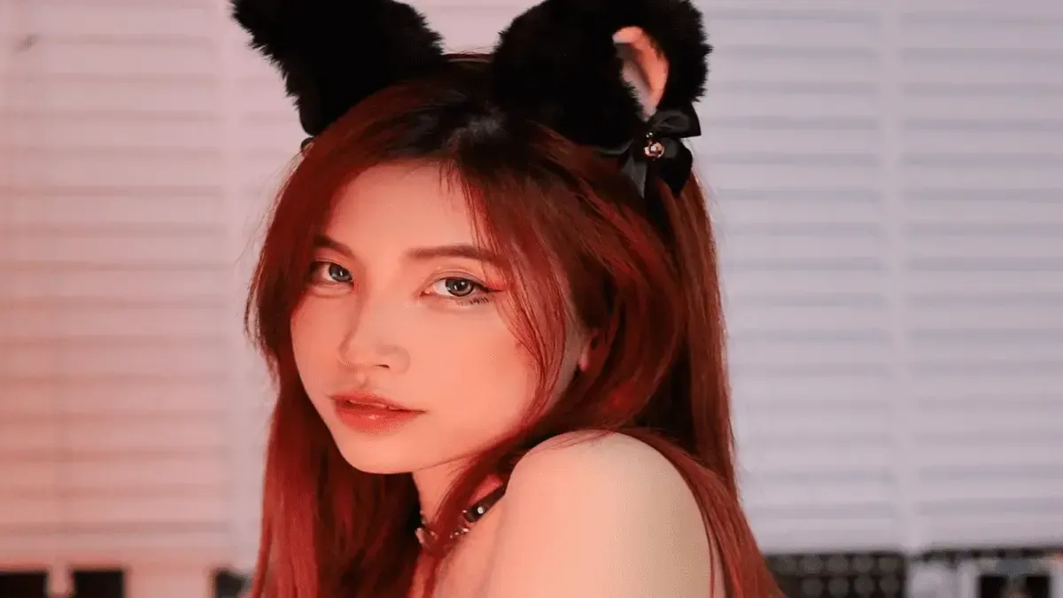 Lily Phan "gây bão" với ảnh nóng bỏng và câu hỏi thử lòng fan