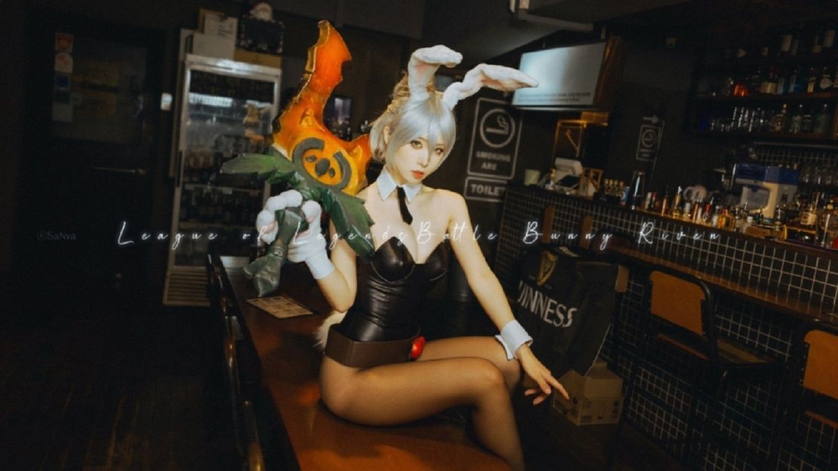 Chìm đắm cùng bộ cosplay Riven Thỏ Ngọc siêu "mlem mlem"