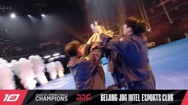 JDG bảo toàn chức vô địch với vai "kẻ phản diện"