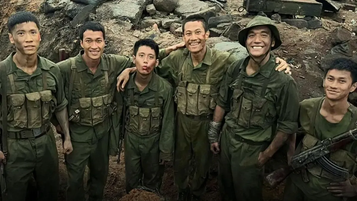 Hậu Trường “Ngứa Não” Của Mưa Đỏ: Nam Chính “Chơi Lớn” Với Chấy Thật, Đồng Nghiệp Chạy Xa Tám Mét!