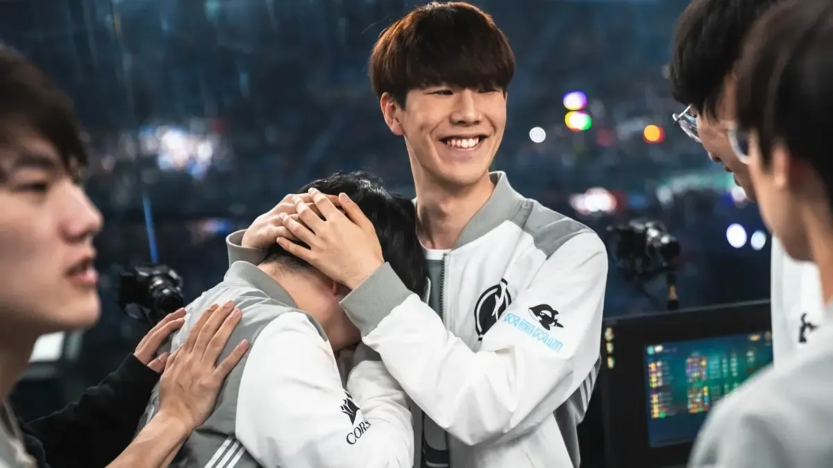 Rookie and Theshy from Invictus Gaming rejoicing after qualifying for Worlds.