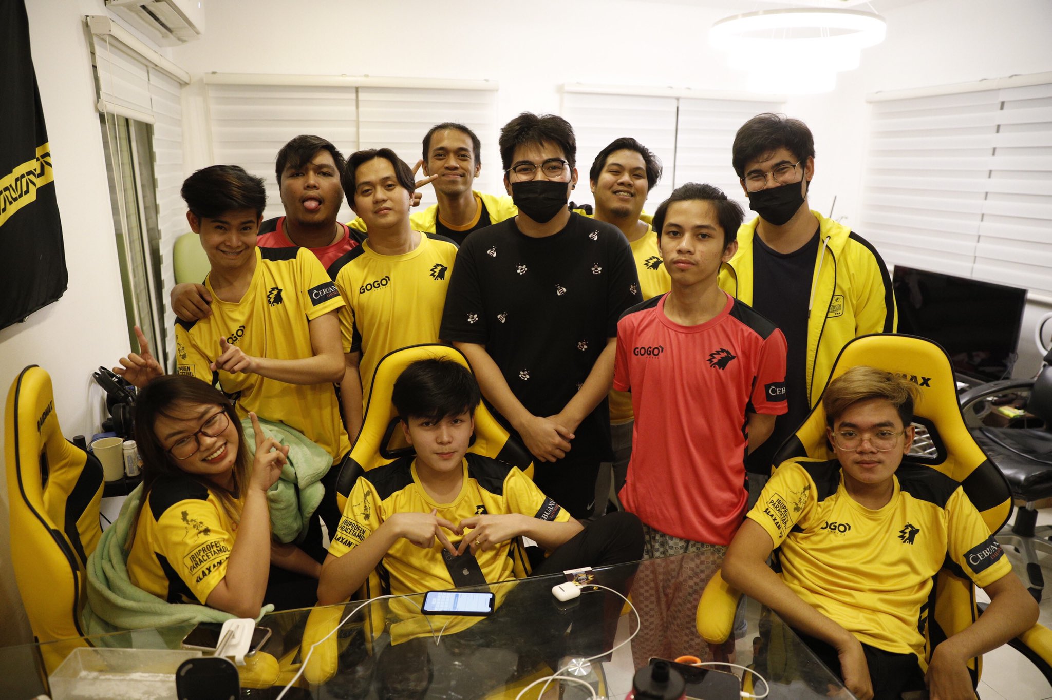 Onic PH team posing