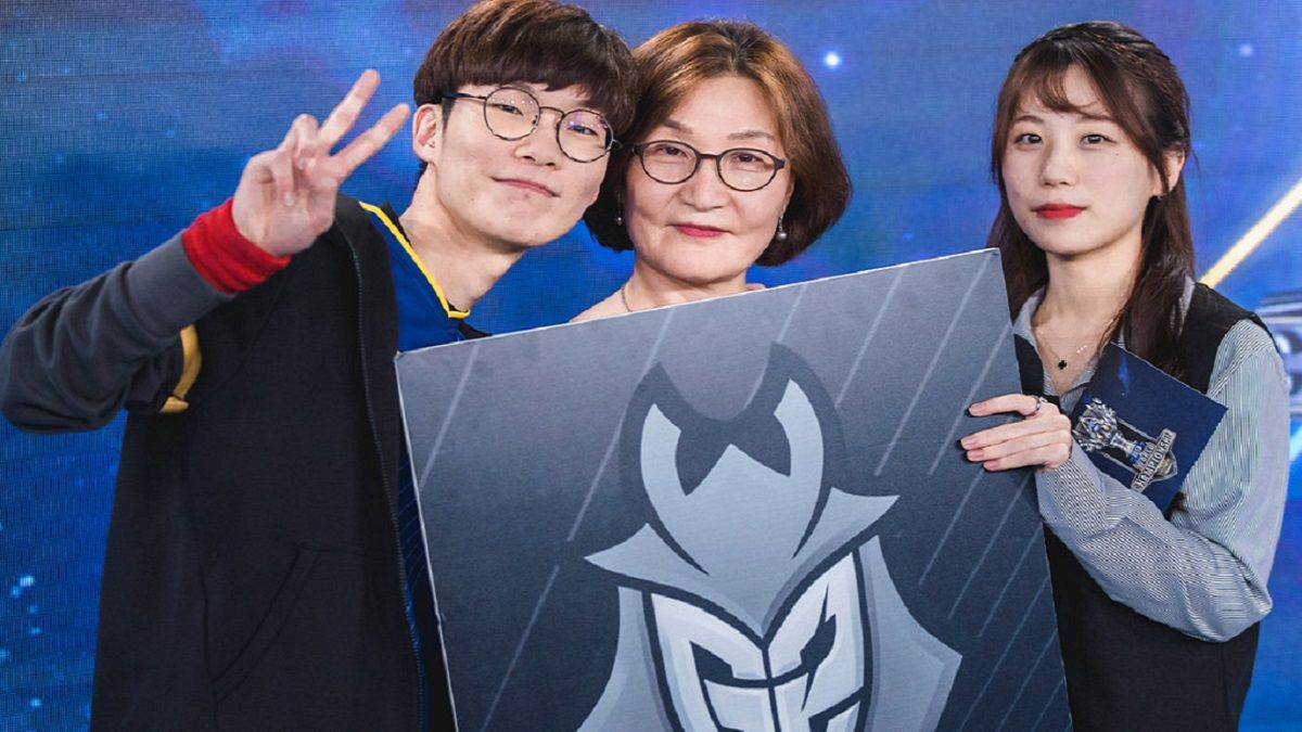 Wadid and mom at Worlds