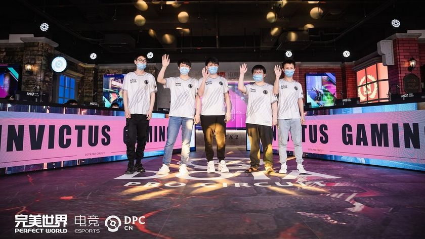 Dota 2 players of Invictus Gaming raising their hands