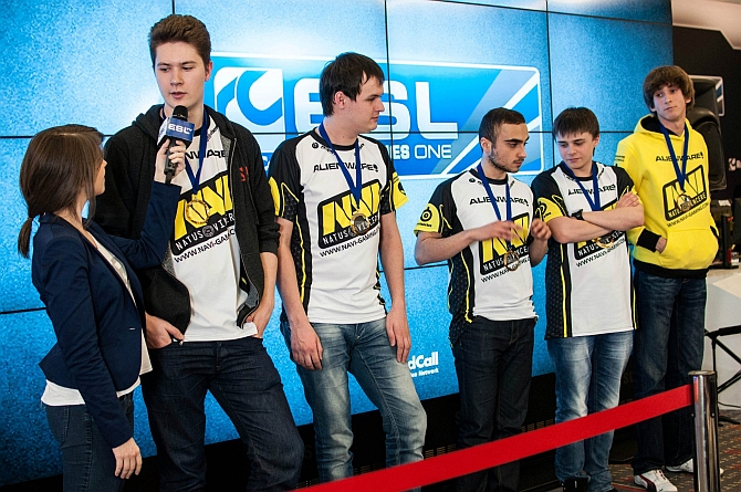 Int 2012. Команда нави дота 2 2012. дота команда нави 2011. состав нави дота 2 international 2011. состав нави 1 интернешнл.