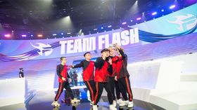 Team Flash group pic at Icons