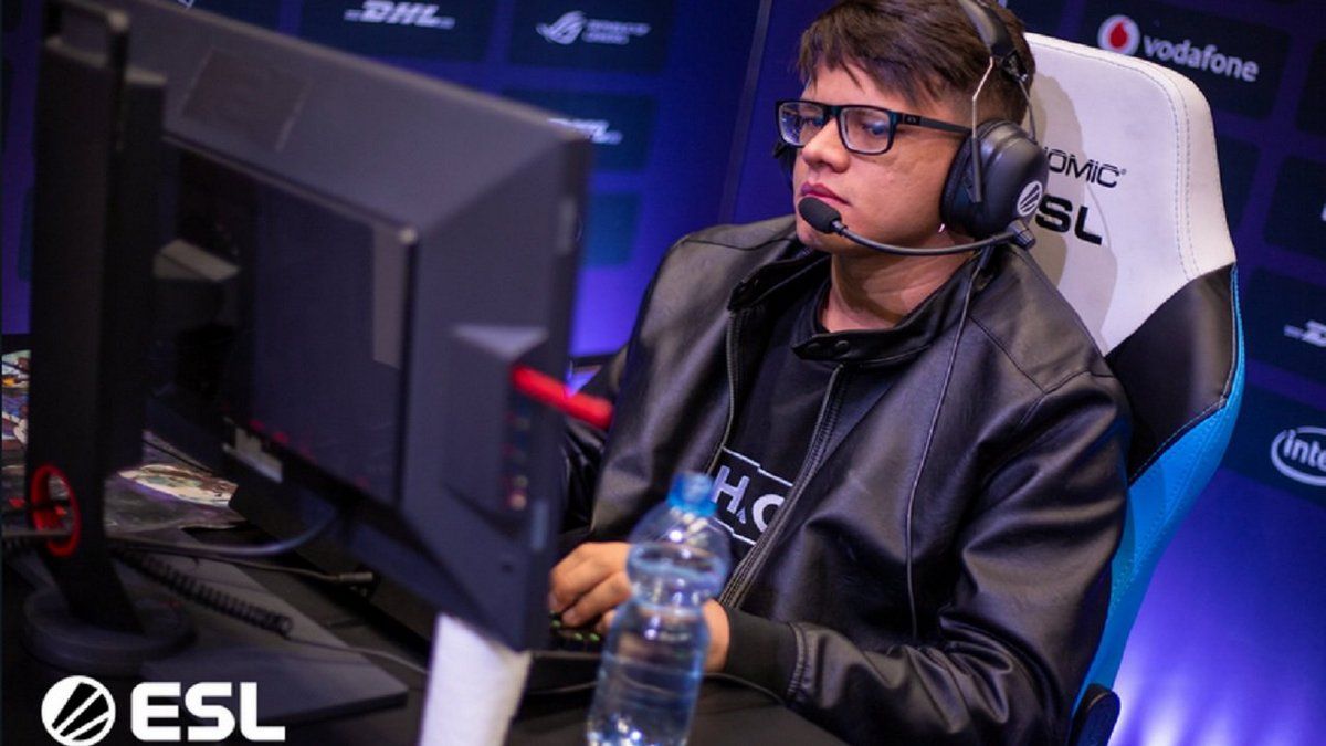 hFn of NoPing in front of a monitor