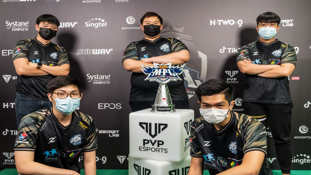 EVOS SG standing around MPL SG trophy after winning