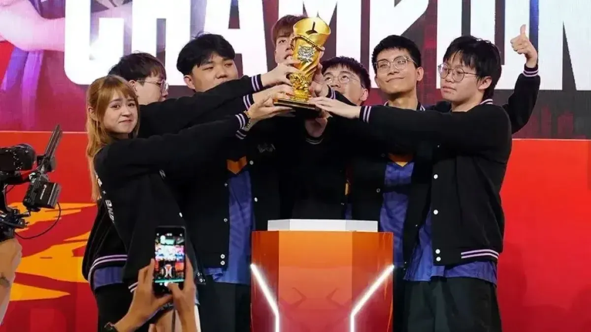 Hình ảnh đội Nova Esports nâng cúp vô địch MKL Xuân 2025