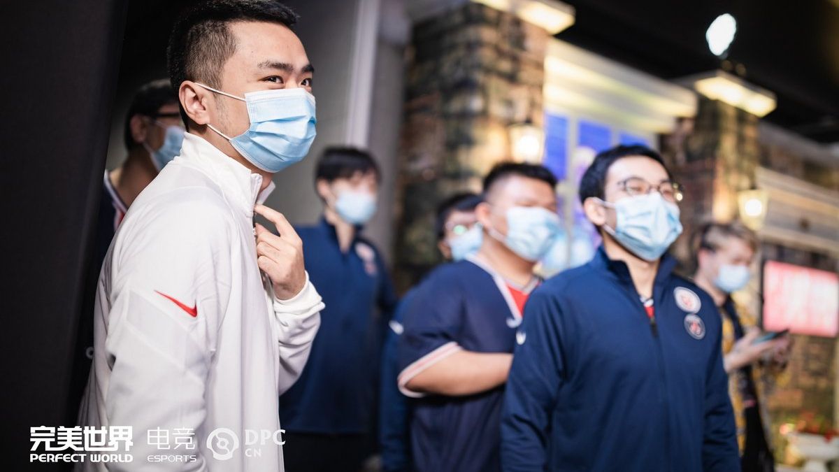 PSG.LGD coach xiao8 with his team