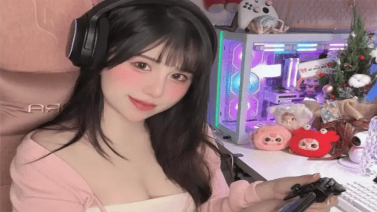 Chỉ ngồi khoe góc gaming, nữ streamer khiến dân mạng “thả tim mỏi tay”