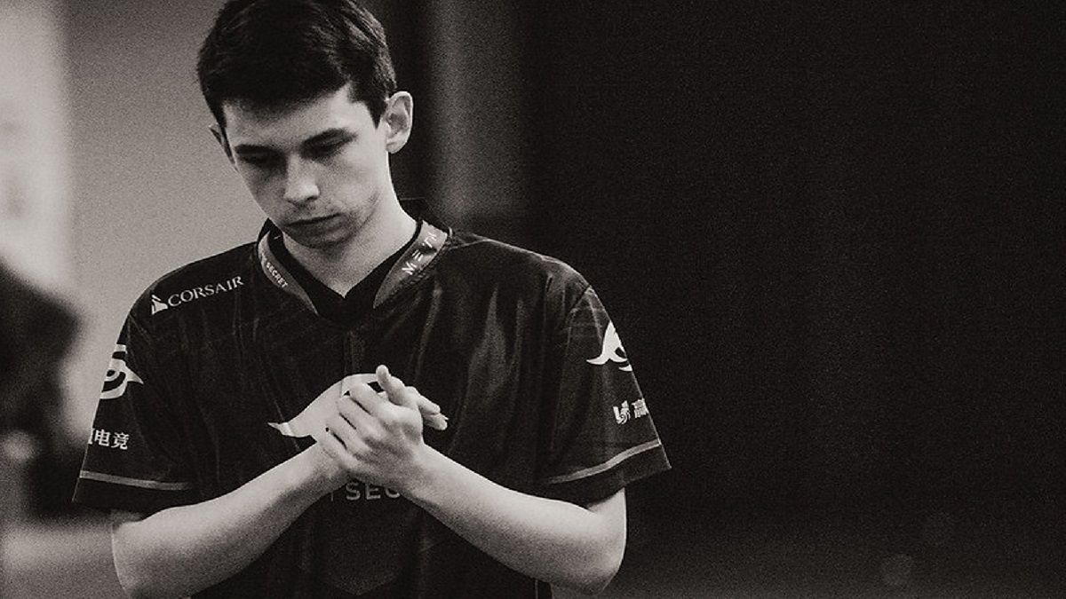 Nisha of Team Secret looking down