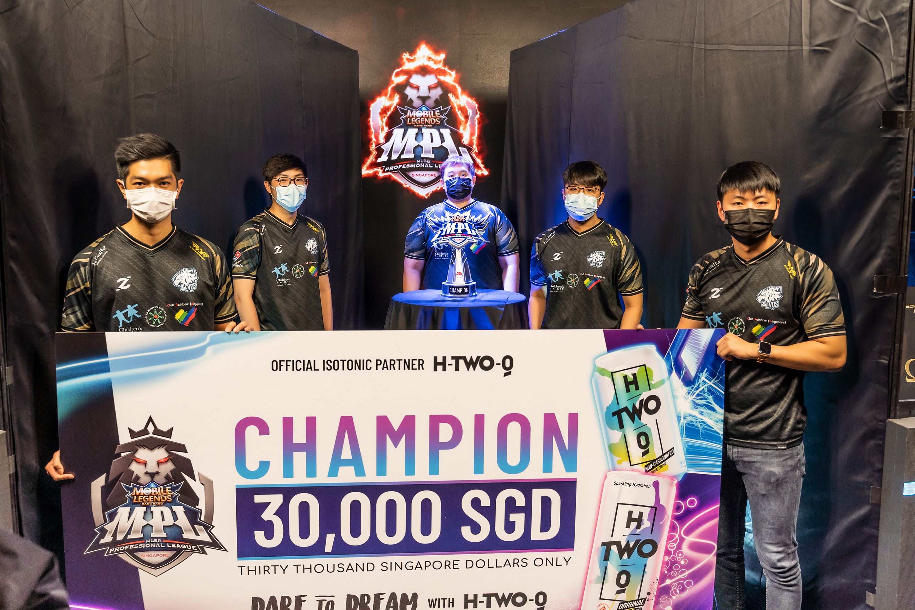 EVOS SG standing with trophy and prize money MPL SG