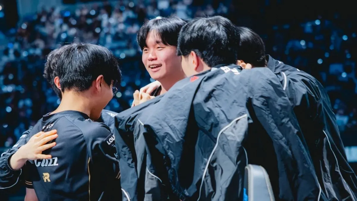 BDD and the KT Rolster team hugging after winning semifinals at Worlds