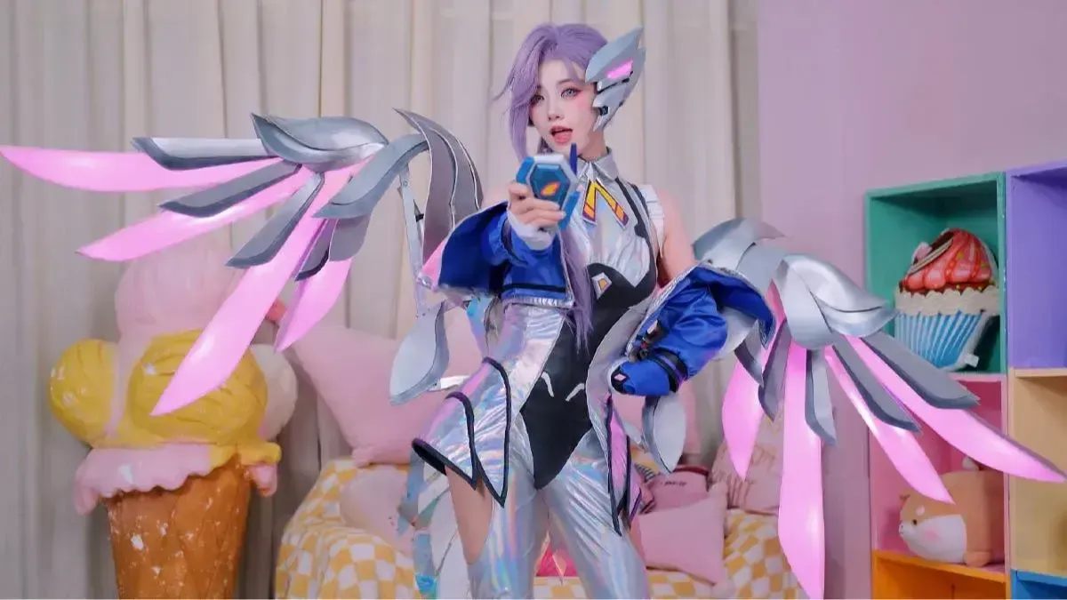 MC Hilda - bạn gái Rookie, tung cosplay Seraphine Siêu Thú hút hồn fan hồn người hâm mộ