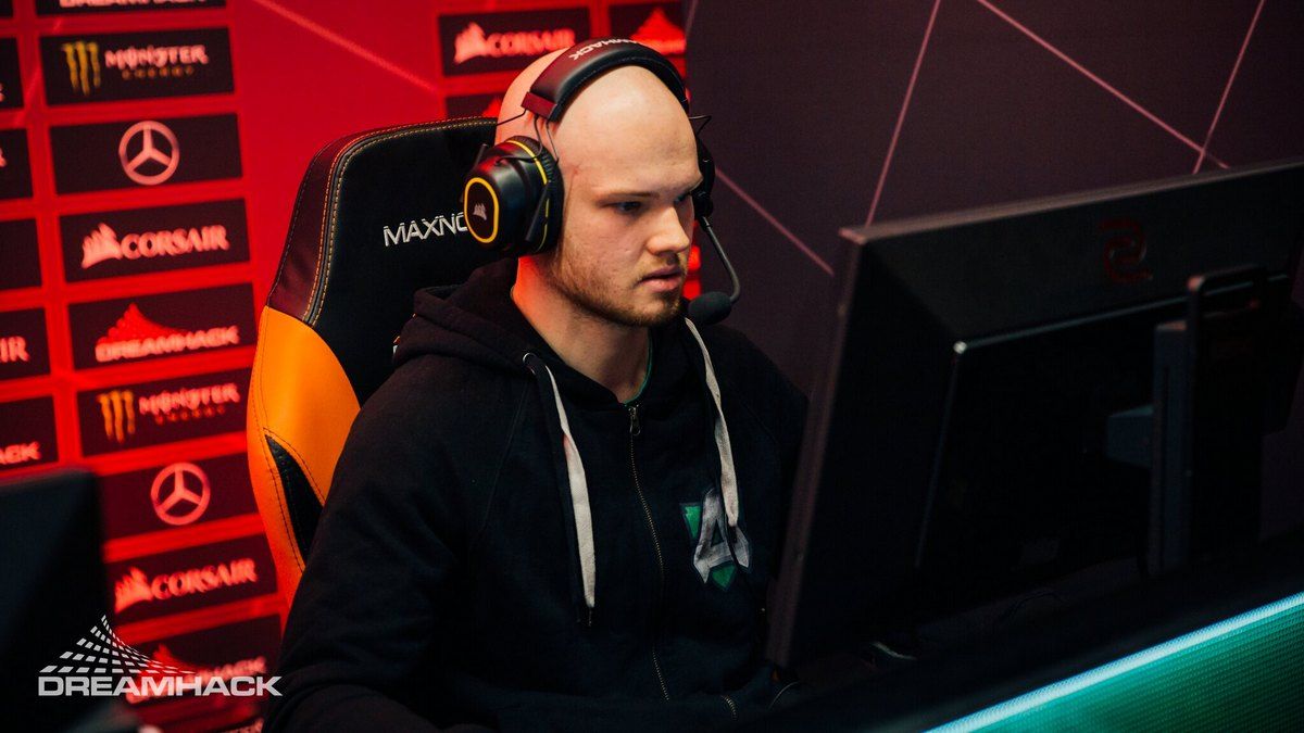 Limmp of Alliance looking at a PC monitor