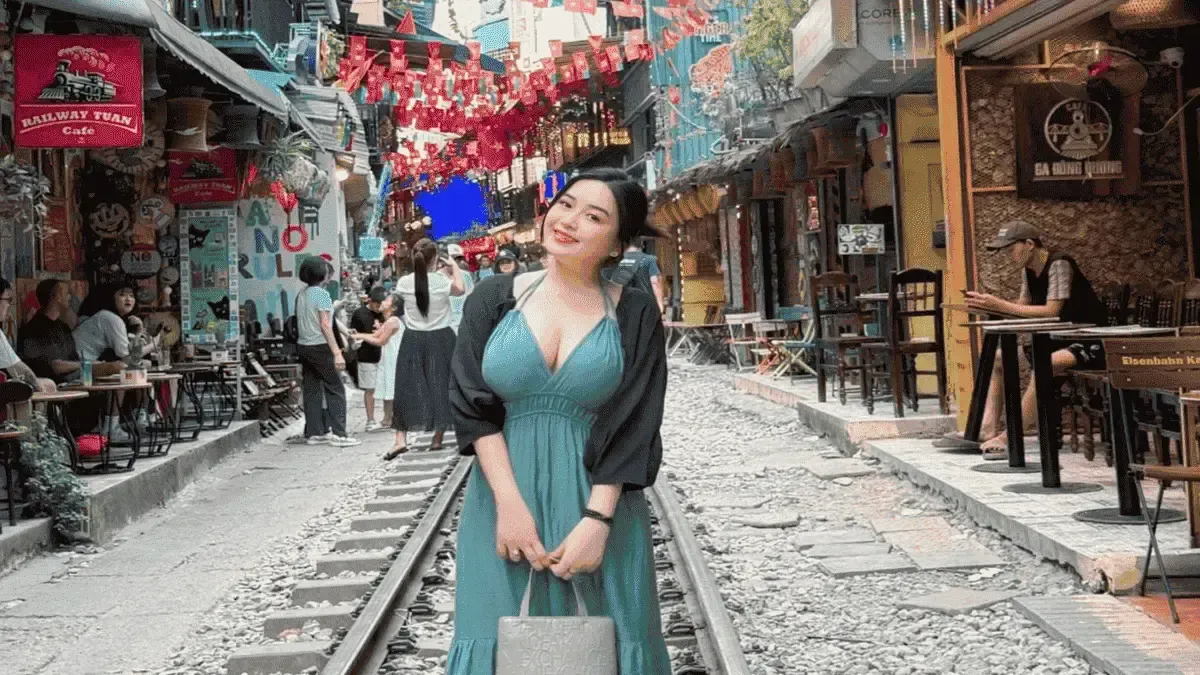 “Nét căng” tới mức thách thức nắng 40 độ: Cô gái xinh đẹp cháy phố đường tàu Hà Nội