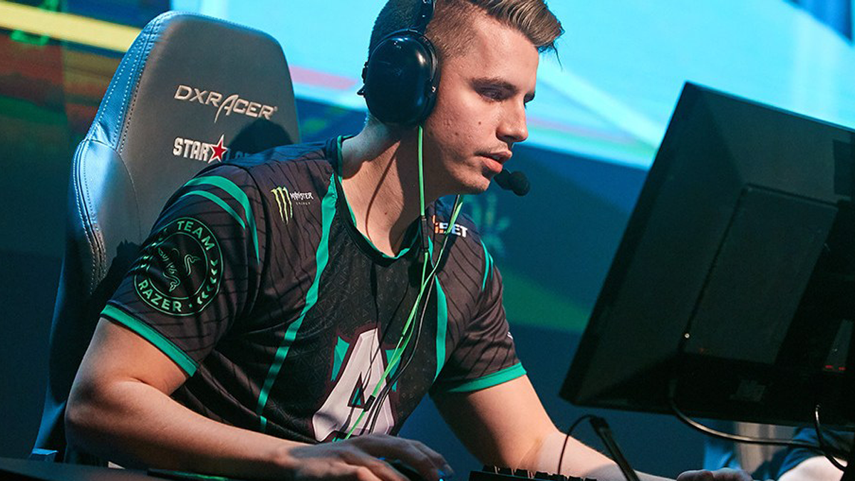 Handsken of Alliance playing Dota 2