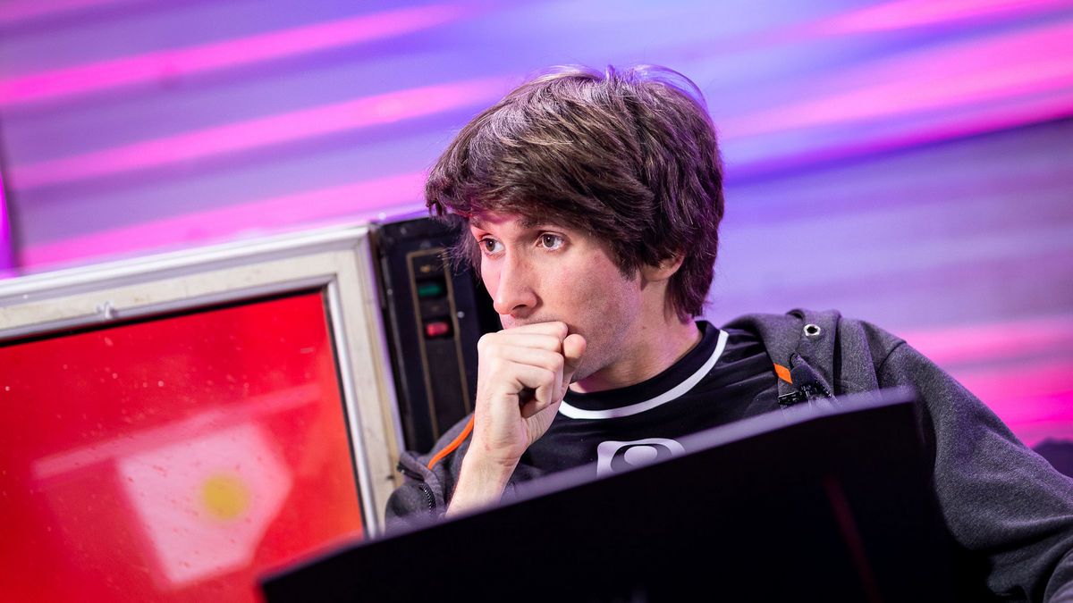 Dendi of B8 staying at the computer and looking left