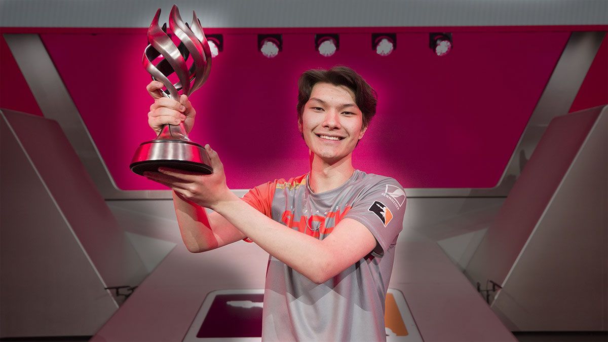 Sinatraa hoisting a winning throphy