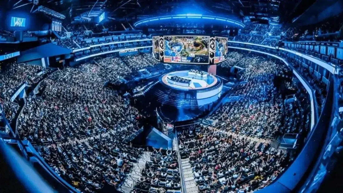Đám đông trong trận chung kết Worlds 2022 của League of Legends giữa DRX và T1 tại Chase Center.