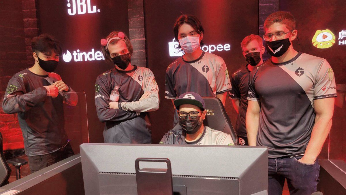 all Dota 2 EG players gathered around captain Fly