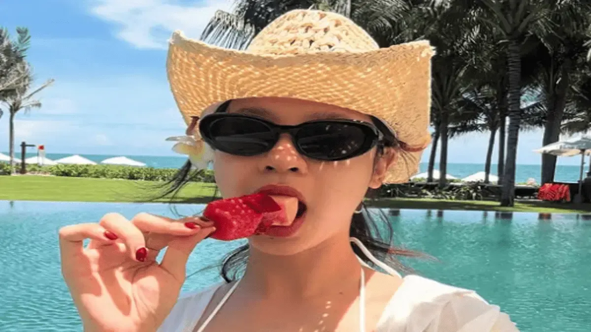 🔥 Hàn Hằng Gây Bão Với Bộ Ảnh Bikini "Tràn Viền": Fan Lâu Năm Phát Hiện Điểm Khác Lạ