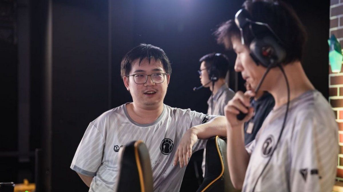 Oli of Invictus Gaming discussing with coach Super