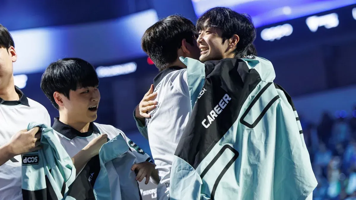 DPlus KIA celebrate their win at Worlds 2026 Swiss Stage