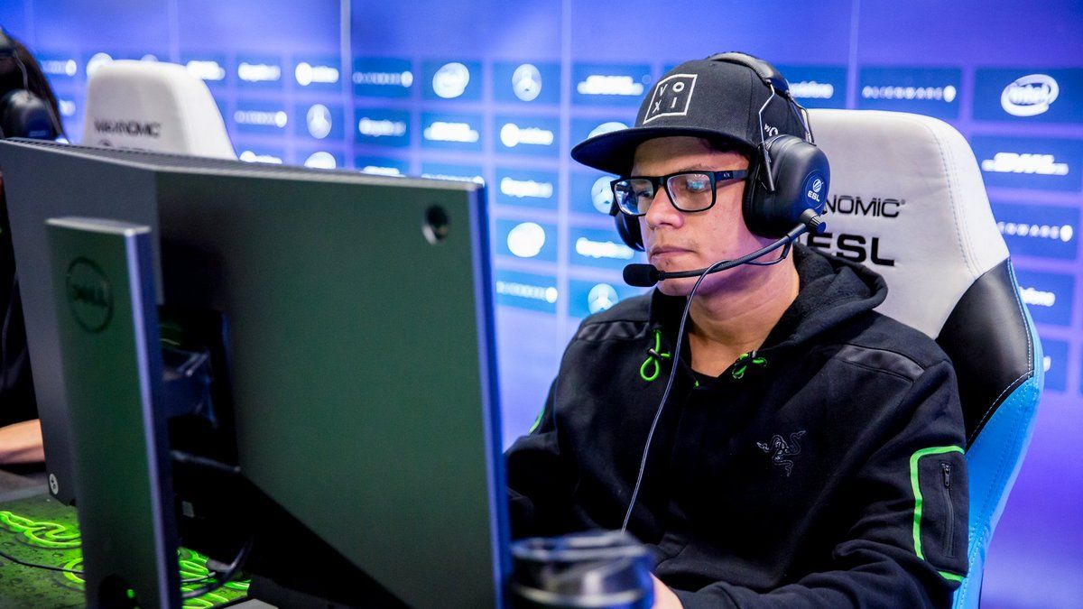 hFn staying at the computer