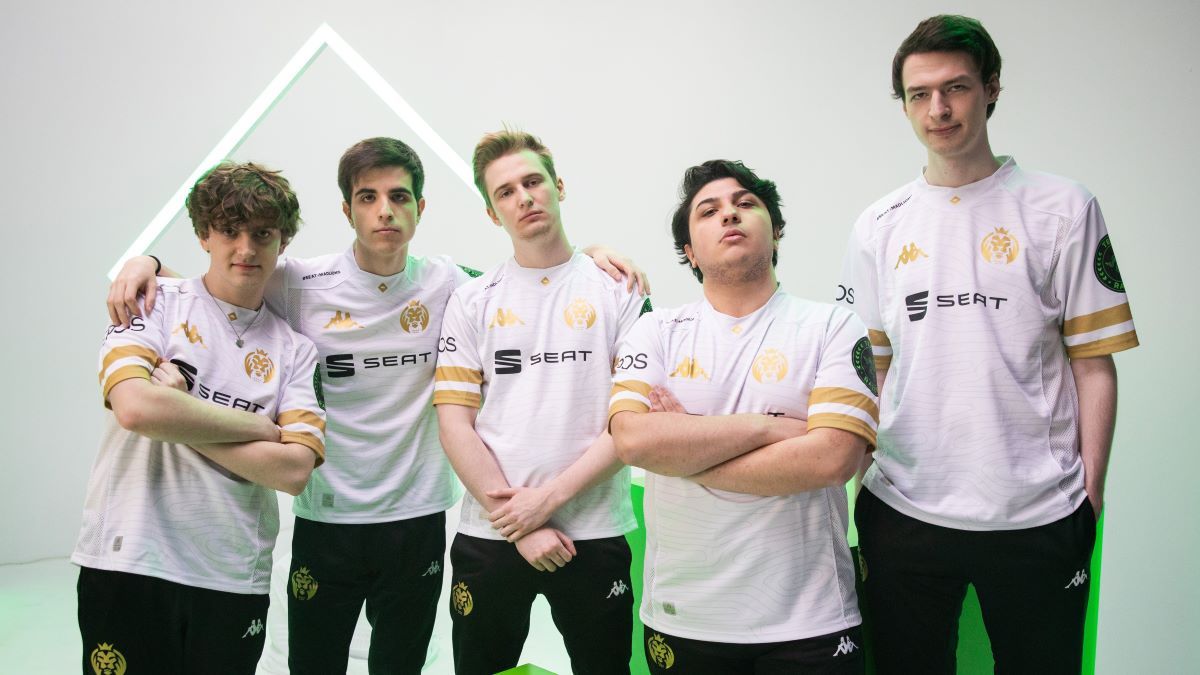 five players of Mad Lions posing for msi 2021