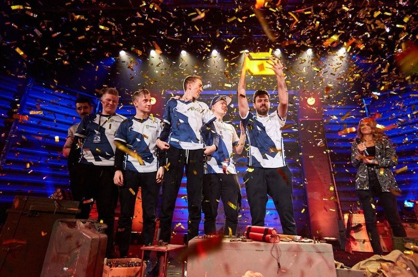 Team Liquid holding the cup