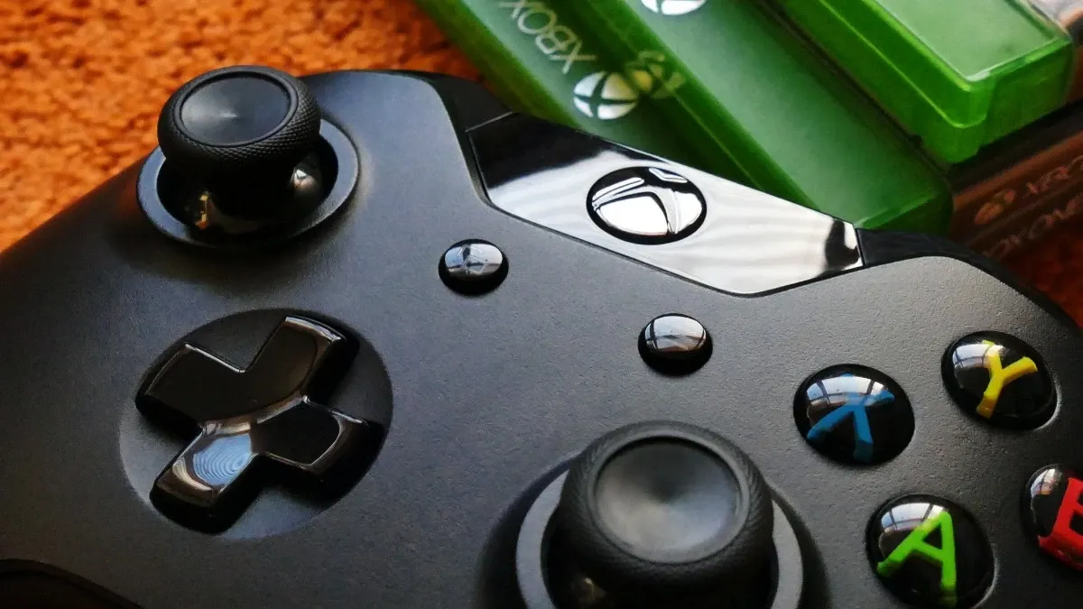 Xbox controller with some cases of Xbox games.