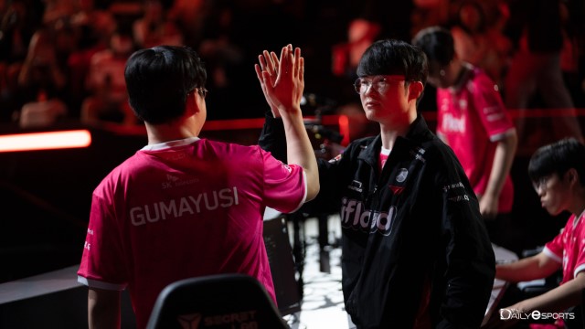 Faker trở lại, dẫn dắt đàn em chiến thắng hủy diệt trước KDF