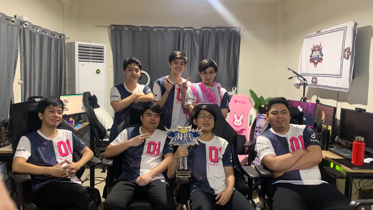 Blacklist International players sitting with MPL - PH trophy